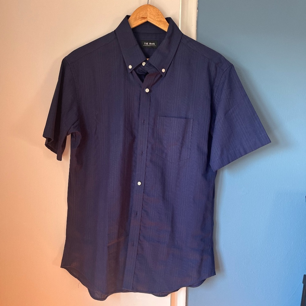 The Tie Bar Mens Navy button down shirt size small  Short sleeve Guayabera style